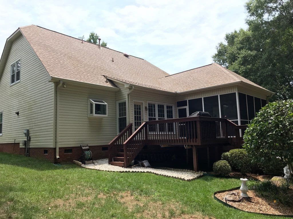 Pristine Roof Cleaning for a Gleaming Home image